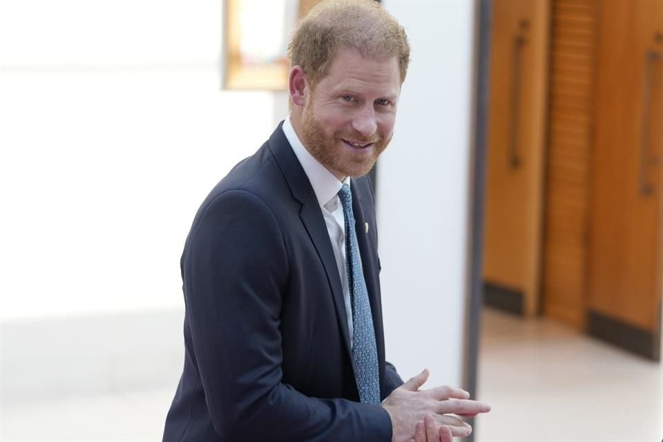 El Príncipe Enrique rindió homenaje  a la Reina Isabel II, durante la ceremonia de premiación de WellChild; 'ella nos está mirando', dijo.