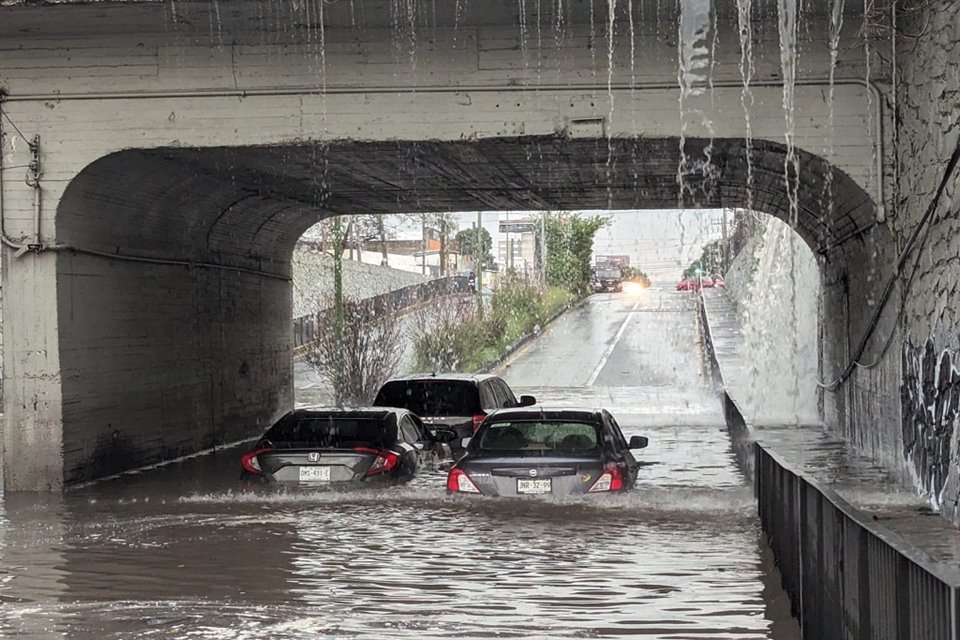 Como ya es costumbre, el cruce de Washington y 8 de Julio presentó un severo aumento del nivel del agua.