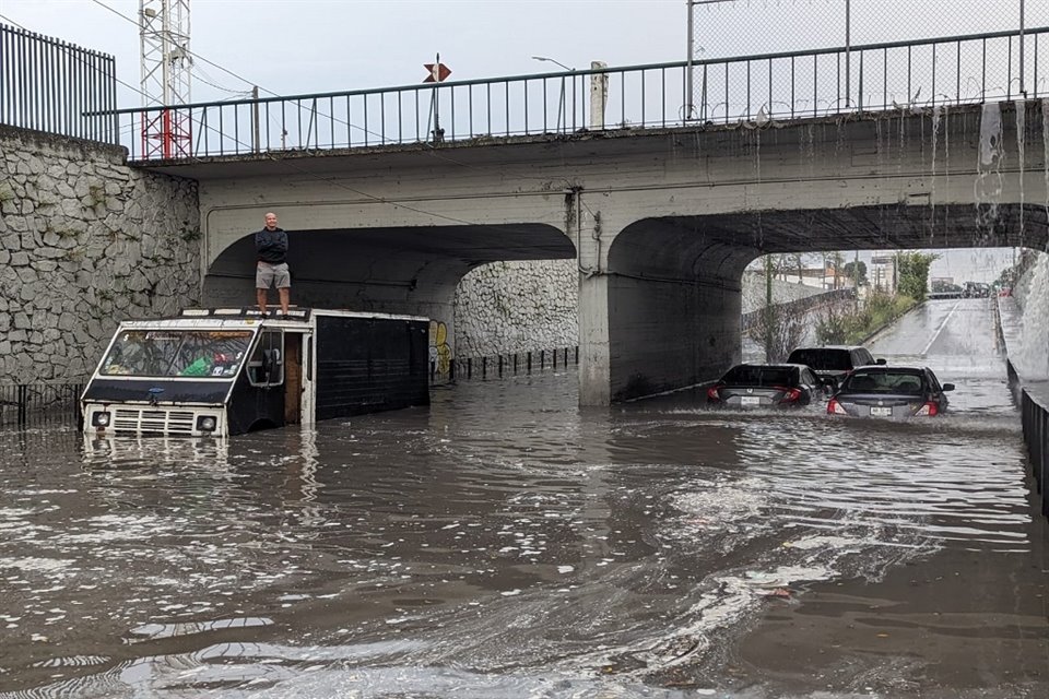 En dicho cruce, conductores tuvieron que subirse a sus vehículos.