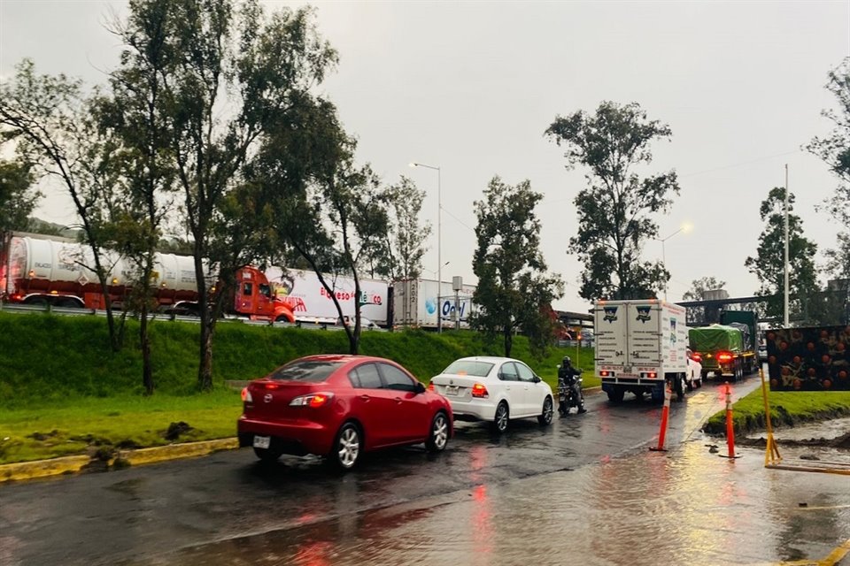 En Periférico y Guadalupe, hacia Vallarta, se generó intensa carga vehicular.