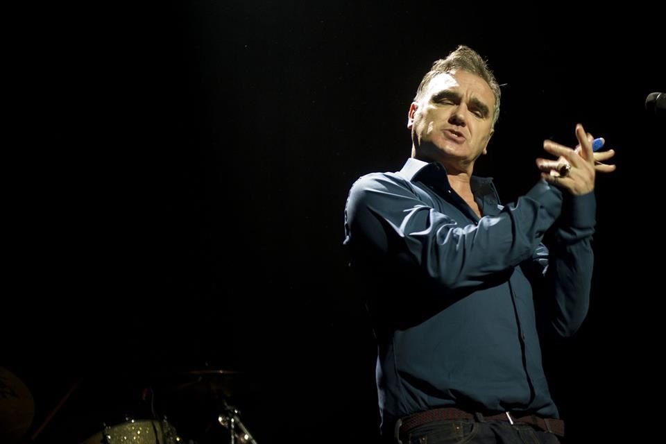 Durante su semana de estadía en CDMX, Morrissey se ha hecho el escurridizo con sus fans, quienes lo esperan afuera del hotel donde se aloja.