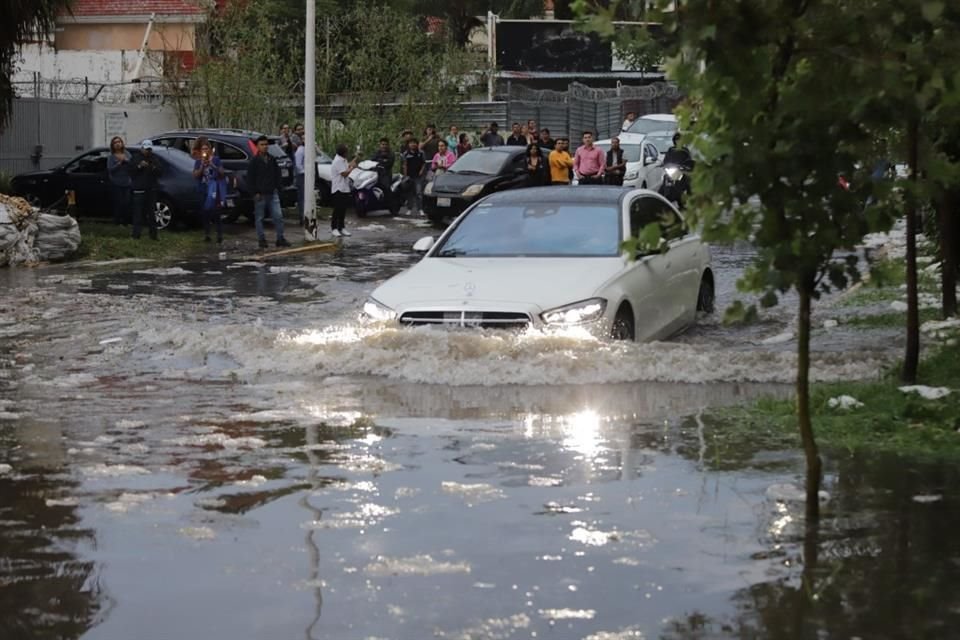 Granizada en la zona de Andares inundó Avenida Acueducto a la altura de Real Acueducto.