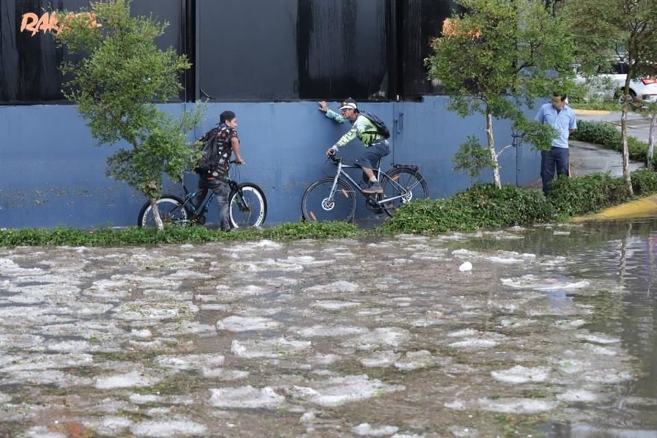 La granizada en la zona de Andares inundó avenida Acueducto a la altura de Real Acueducto.