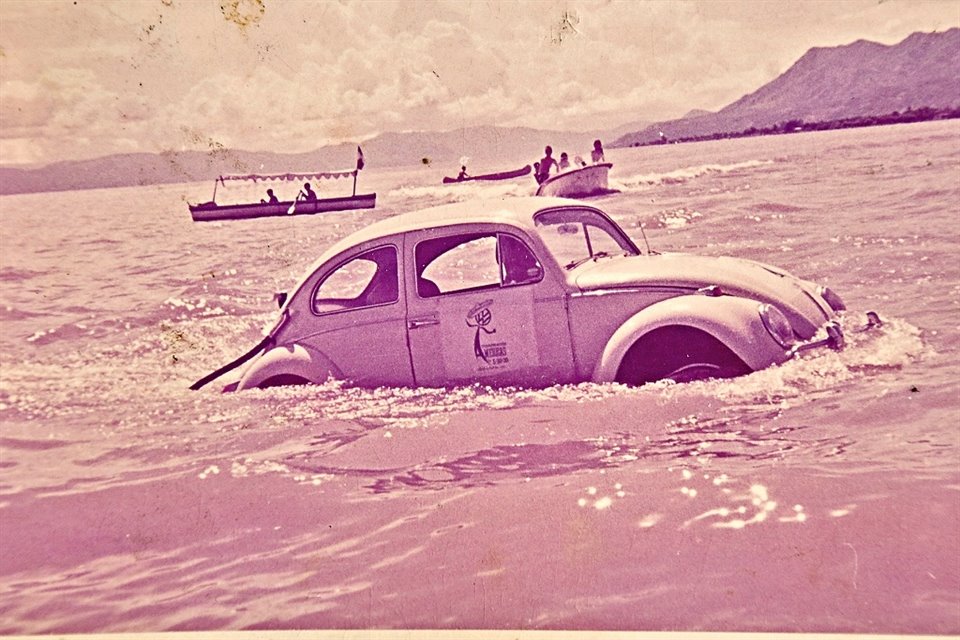 Un día como hoy, pero de 1968, un Vocho hizo historia pues 'nadó' en el Lago de Chapala. 