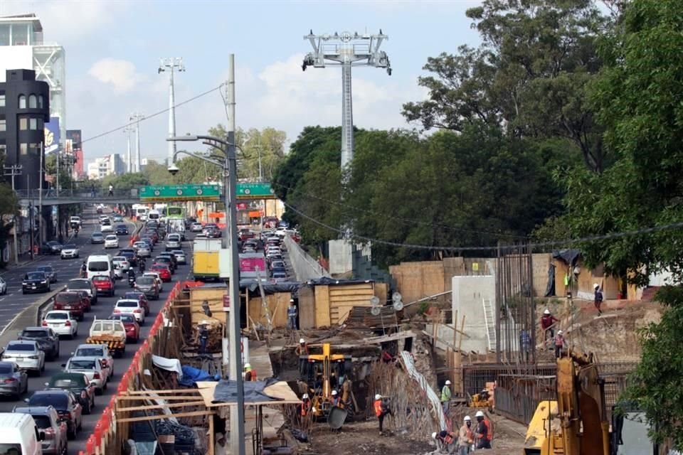 Además, las obras por la Línea 3 del Cablebús provocan afectaciones en el tránsito sobre Avenida Constituyentes.