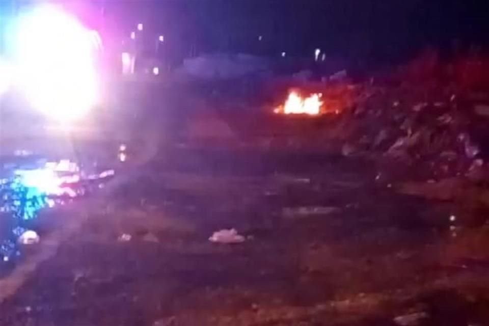 El cuerpo de una mujer a quien le cortaron los pies fue encontrado incendiándose en un sillón, en la Colonia Chulavista, de Tlajomulco.