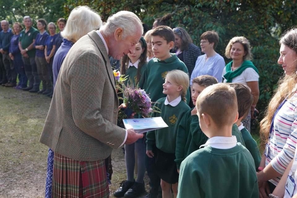 Después del evento de la  iglesia parroquial de Crathie, el Rey Carlos III y la Reina Camila recibieron muchas flores y cartas por parte de algunos niños.