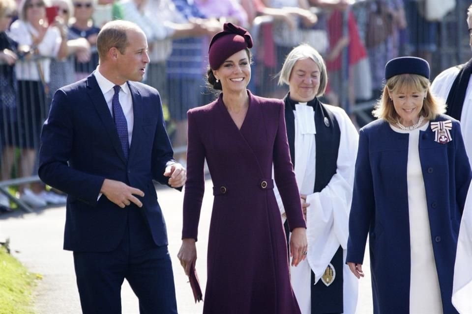 El Principe Guillermo y la Princesa Catalina fueron escolados hasta el lugar de la ceremonia.