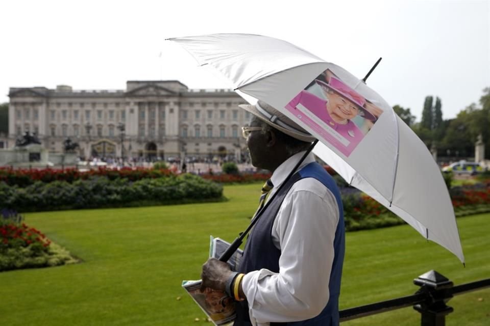 Durante la ceremonia también se logró ver al profesor Chris Imafidon sosteniendo una sombrilla con una fotografía de la difunta Reina Isabel II.