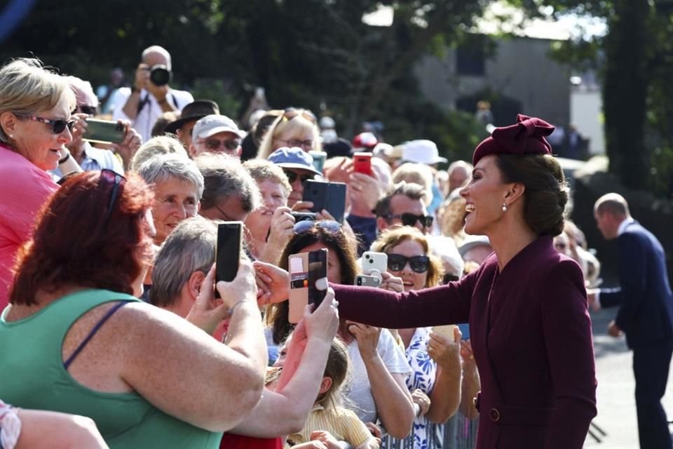 Poco después, el Príncipe Guillermo y la Princesa Catalina se tomaron un descanso para convivir con las personas que asistieron a la ceremonia conmemorativa.