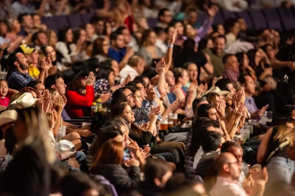 De acuerdo con el staff del Auditorio, audieron 6 mil fanáticos de Grupo Frontera.