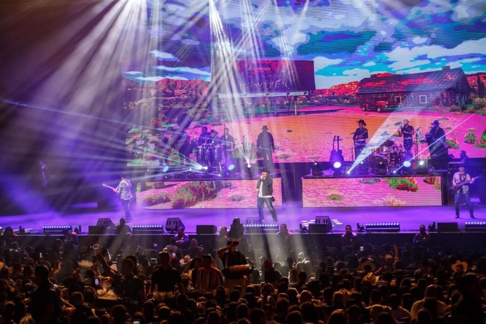 El Auditorio Telmex estalló anoche en una fiesta grupera al ritmo del Grupo Frontera, que por primera vez llegó a Jalisco.