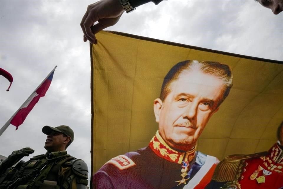 Un grupo a favor del general Augusto Pinochet celebra el 50 aniversario de un golpe militar cerca del palacio presidencial de La Moneda, en Santiago, Chile.