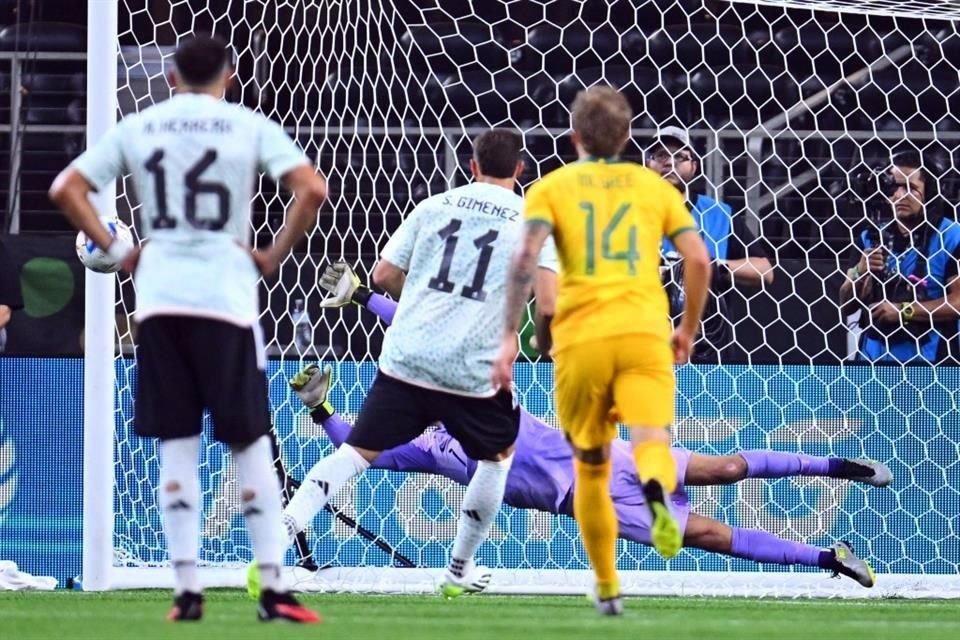 Santiago Giménez falló un penal.