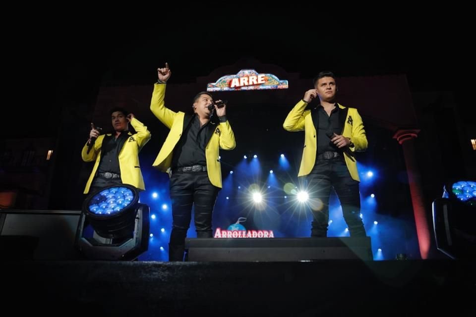 La Arrolladora Banda El Limón de René Camacho se presentó en el escenario La Hacienda del Festival Arre.