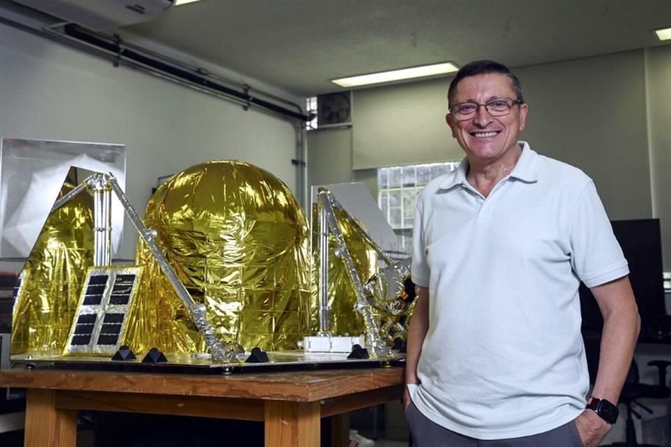 El físico Gustavo Medina Tanco lidera el proyecto Colmena en el Laboratorio de Instrumentación Espacial (Linx) de la UNAM.