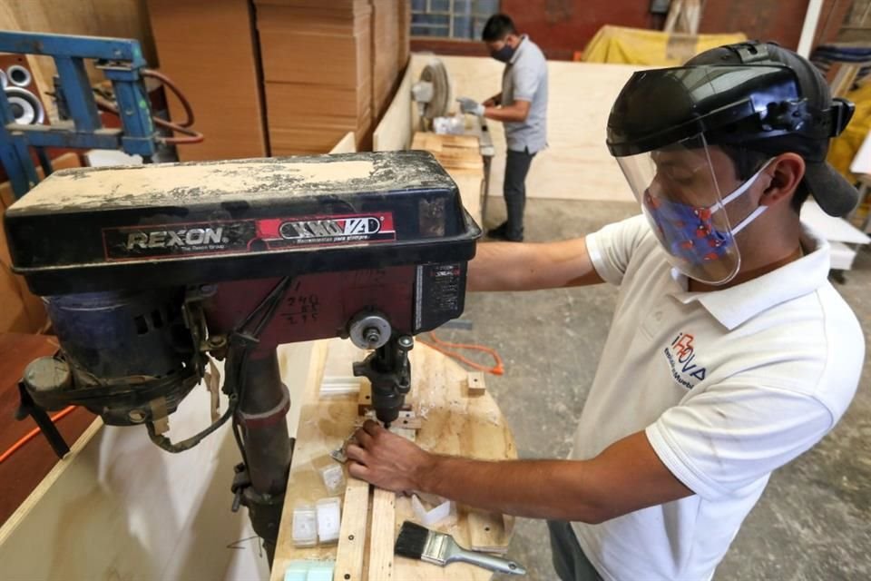 Recortar la jornada laboral podría obligar a elevar la productividad, pero también traería un aumento de los costos de producción.
