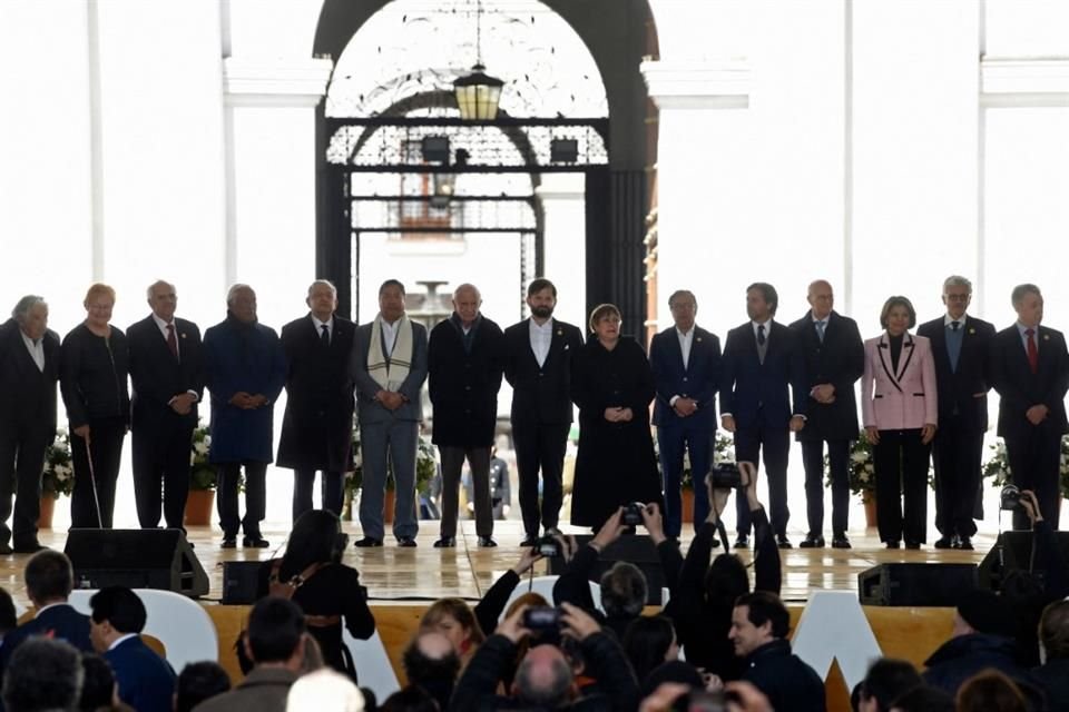 El Presidente de Chile, Gabriel Boric, acompañado de varias figuras políticas nacionales e internacionales, durante una ceremonia por el 50 aniversario del golpe de estado.