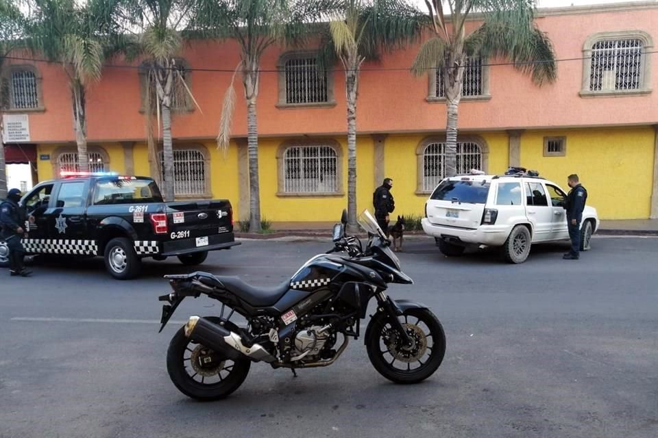 El detenido, César, de 31 años, iba con una mujer que le disparó a los policías y logró escapar.