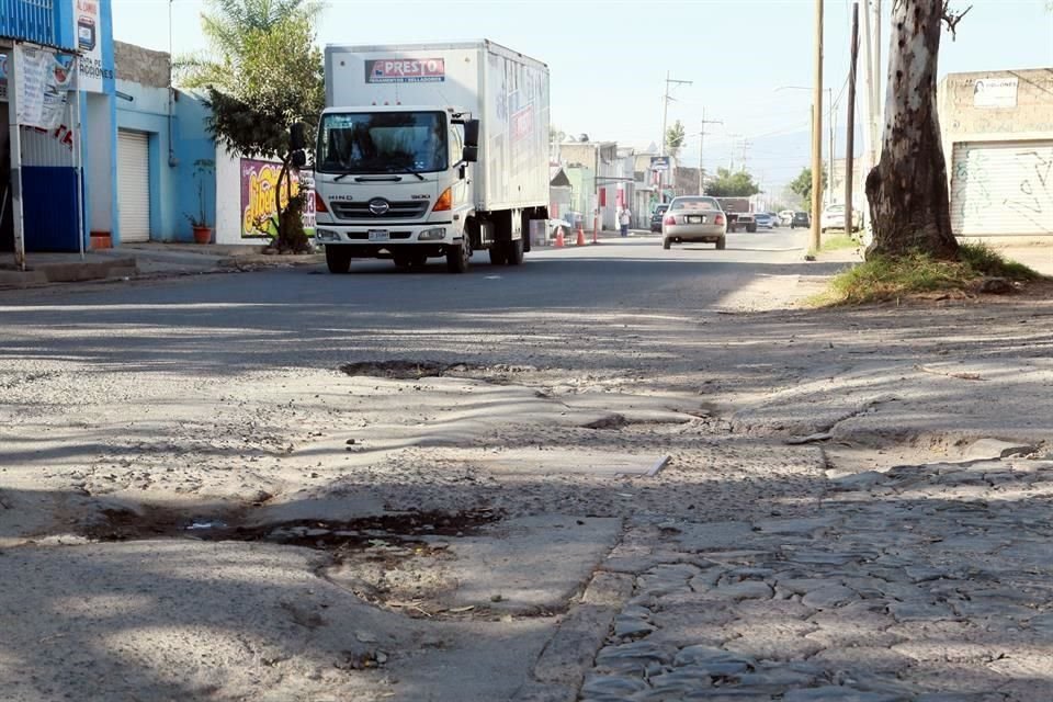La Calzada José Guadalupe Gallo fue rehabilitada de la calle Rosales a la calle Puente Palomar, pero desde ahí hasta López Mateos Sur tiene malas condiciones de asfalto y banquetas.