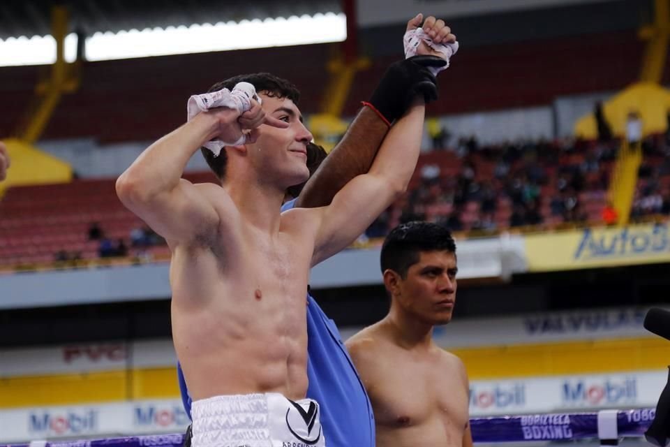 El menor de la Dinastía Álvarez supo quitarse los golpes de su rival y conectar oportunamente.