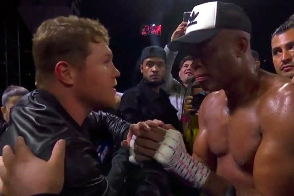 Canelo subió al ring para felicitar a la 'Araña'.