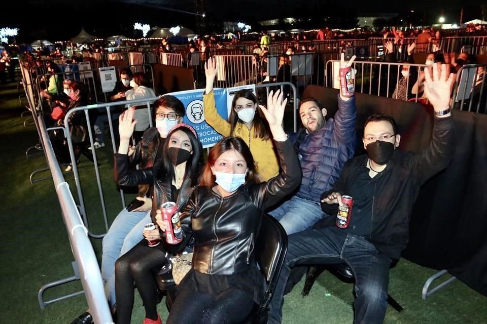 Asistentes al concierto de Los Ángeles Azules en el Citibanamex Conecta en Vivo, en la Curva 4 del Autódromo Hermanos.Rodríguez.