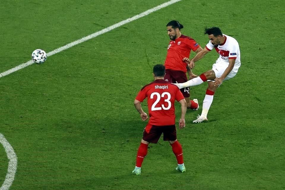 Irfan Kahveci marcó un golazo, pero de nada le sirvió a los turcos.