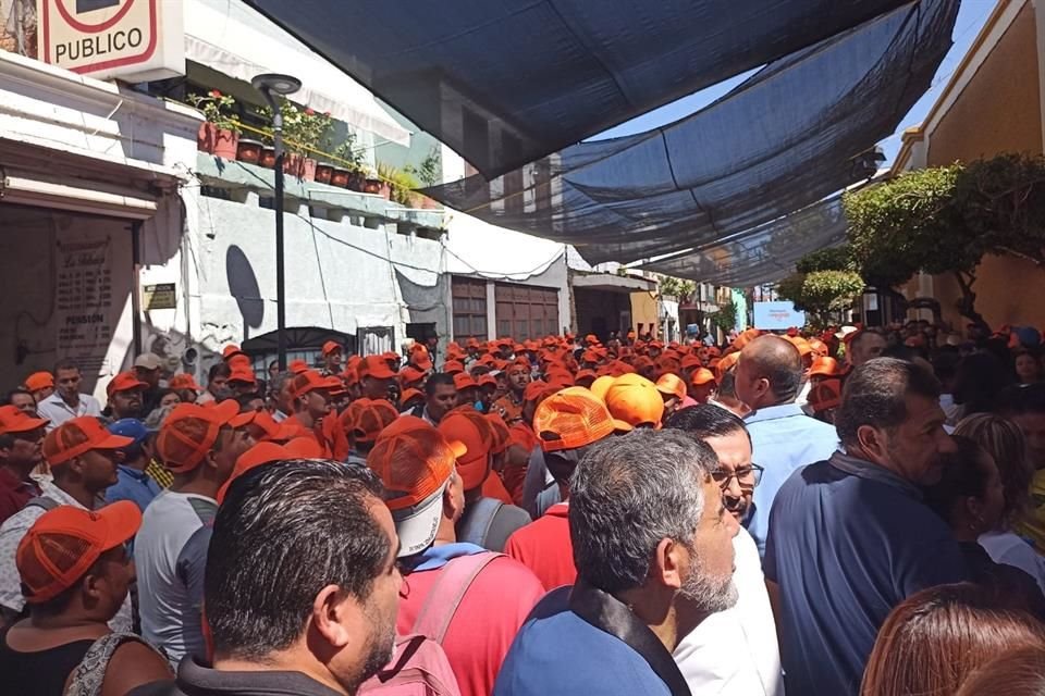 A las afueras del Centro Cultural el Refugio había gente aglomerada con gorras naranjas y cantando porras para la Alcaldesa Citlalli Amaya.