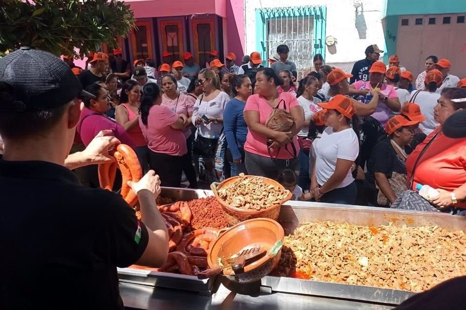 A los asistentes al Segundo informe de Gobierno de la Alcaldesa Citlalli Amaya, les prepararon una taquiza.