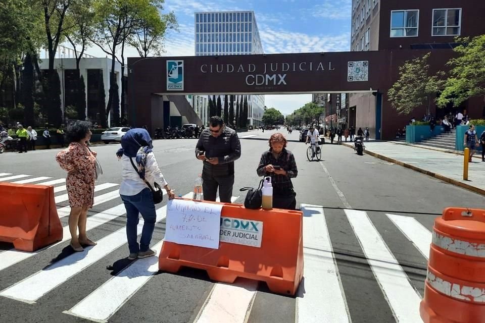 Trabajadores del Poder Judicial de la Federación mantienen un paro de labores en todas las sedes para exigir un aumento salarial del 7.7 por ciento.