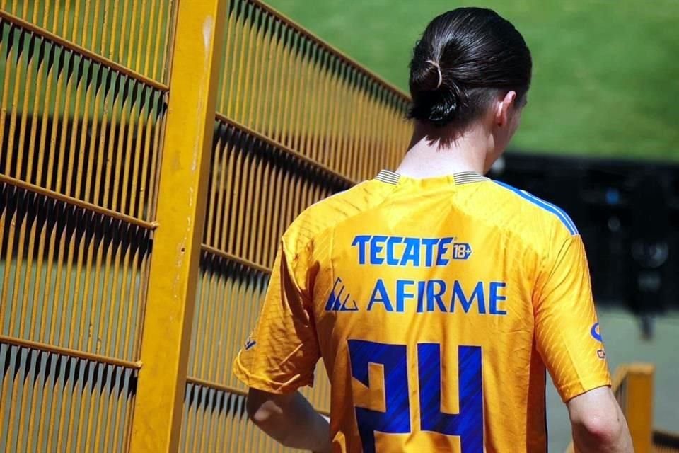 Tigres compartió esta imagen de Marcelo Flores con su número 24-