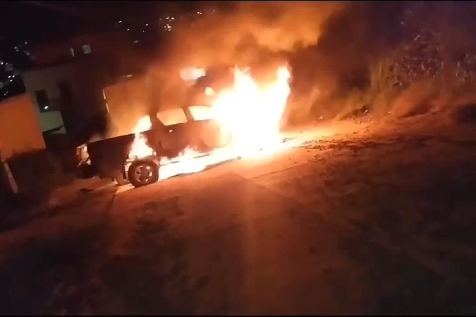 Delincuentes incendiaron un vehículo para bloquear la circulación y conseguir escapar, pero durante esta acción los soldados consiguieron asegurar una finca donde había migrantes.