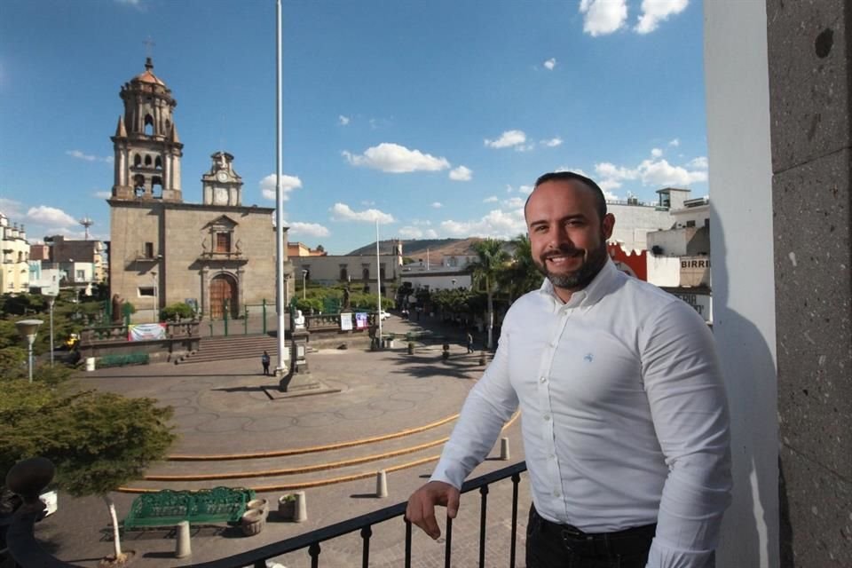 En su Segundo Informe de Gobierno, el Alcalde de Zapotlanejo, Gonzalo Álvarez Barragán, quien era boxeador, presumió mej transporte público.