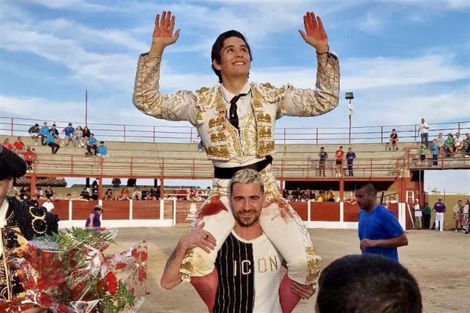 Novillero Jairo López en España.