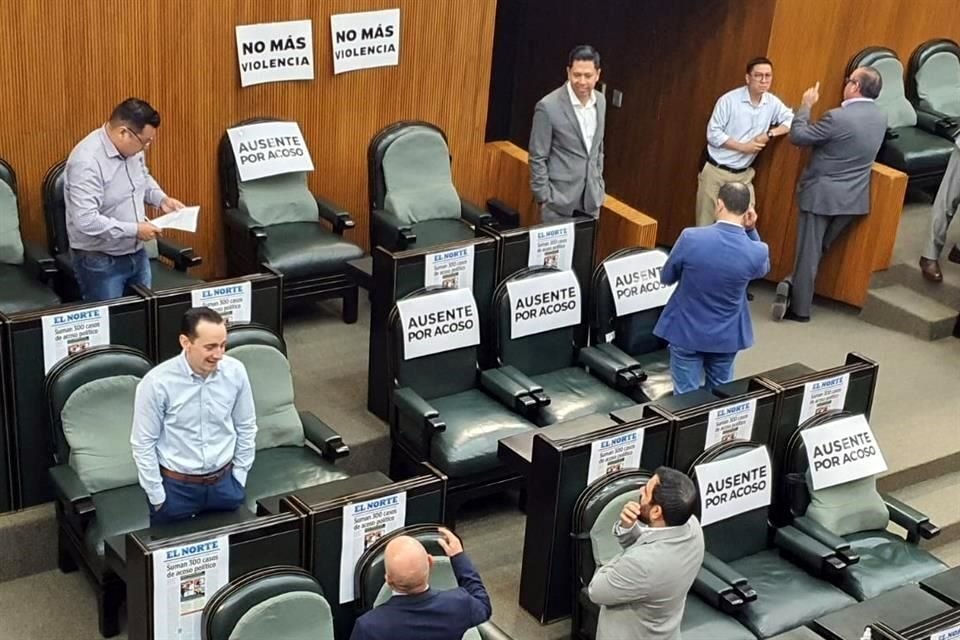 En las curules de las Diputadas que se encuentras en CDMX se colocaron cartelones que dicen 'ausente por acoso'.