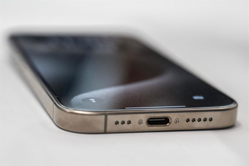 El iPhone 15, con cargador USB-C, fue exhibido entre otros productos nuevos de Apple durante su evento de lanzamiento en Cupertino, California, el 12 de septiembre de 2023.