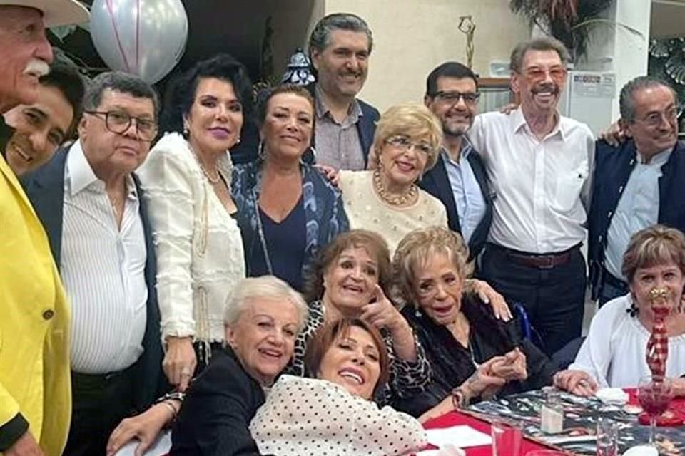 La actriz celebró muy contenta junto a sus hijos y amigos.
