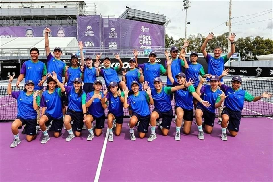 Los recogepelotas juegan una labor fundamental en el GDL Open AKRON.