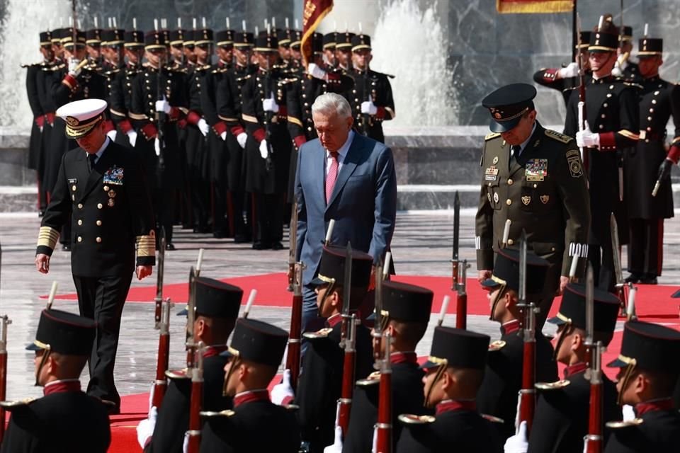 El Presidente junto a los titulares de Marina y Sedena.