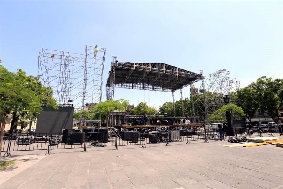 Montaje para el concierto donde se presentará Café Tacvba el 15 de septiembre en la Plaza de la Liberación, con motivo de las fiestas patrias.