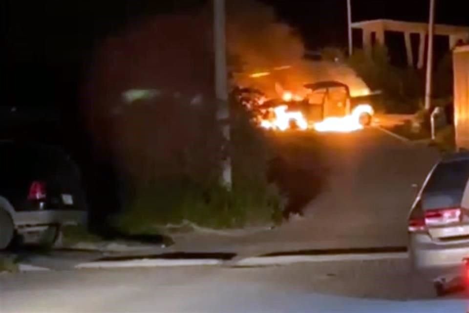 Para escapar de los soldados, los delincuentes incendiaron una camioneta y bloquearon la circulación.