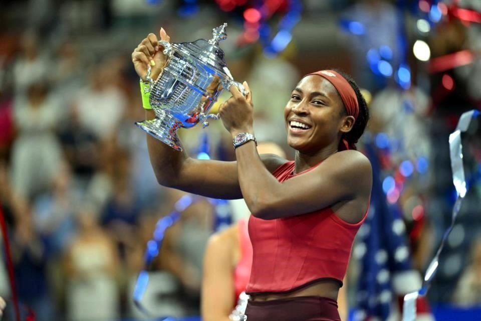 La estadounidense de 19 años conquistó el sábado su primer título de Grand Slam al imponerse en la Final del US Open a la bielorrusa Aryna Sabalenka.