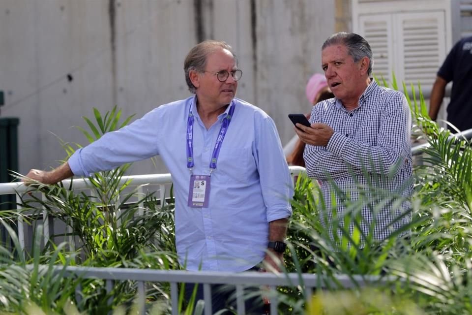 Gustavo Santoscoy (izq.) está al pendiente de los detalles en el Centro Panamericano de Tenis.
