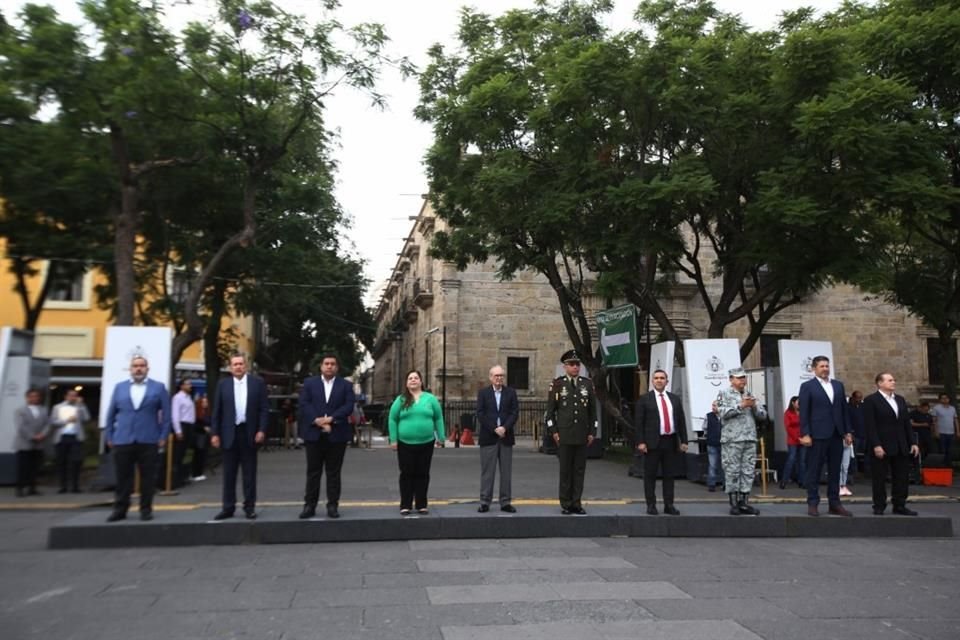 Enrique Ibarra, Juan Carlos Flores Miramontes y más autoridades durante el izamiento de bandera en Plaza Liberación.