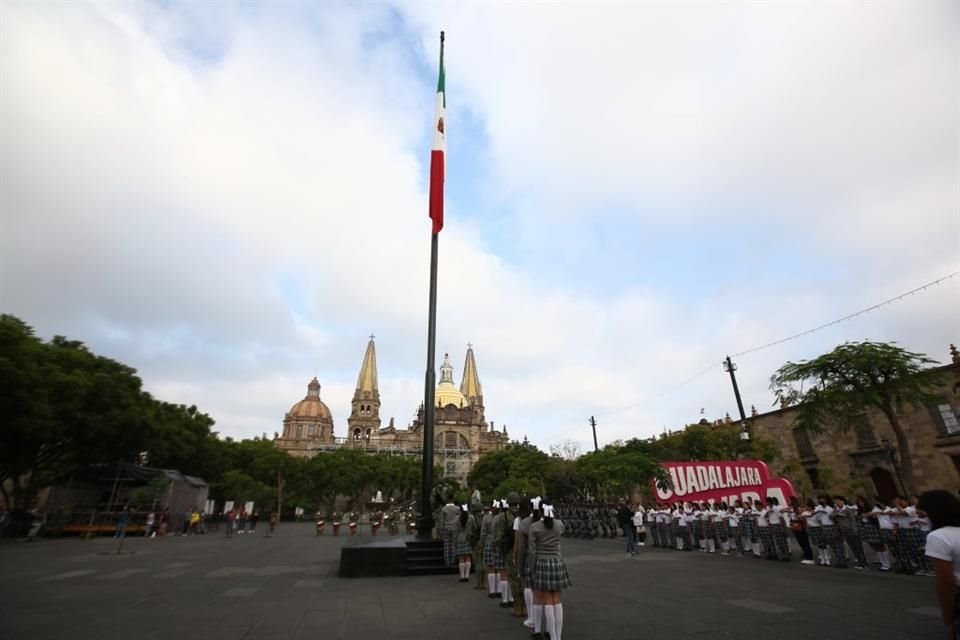 Una vez izada la bandera, se hicieron honores a la bandera y se entonó el Himno Nacional.
