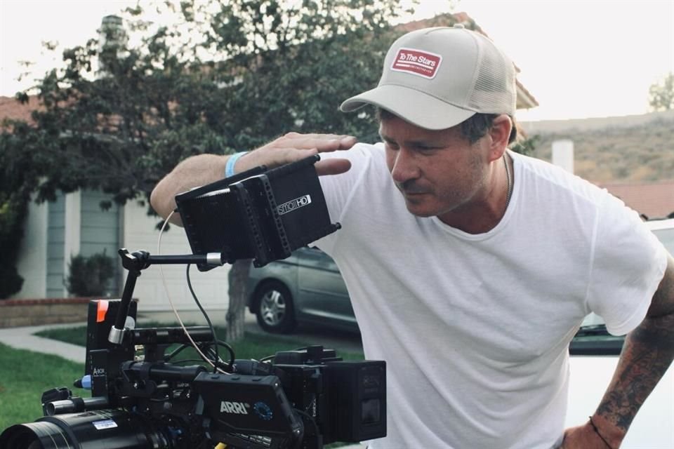 Tom DeLonge hace su debut cómo director de cine con 'Monsters of California'.