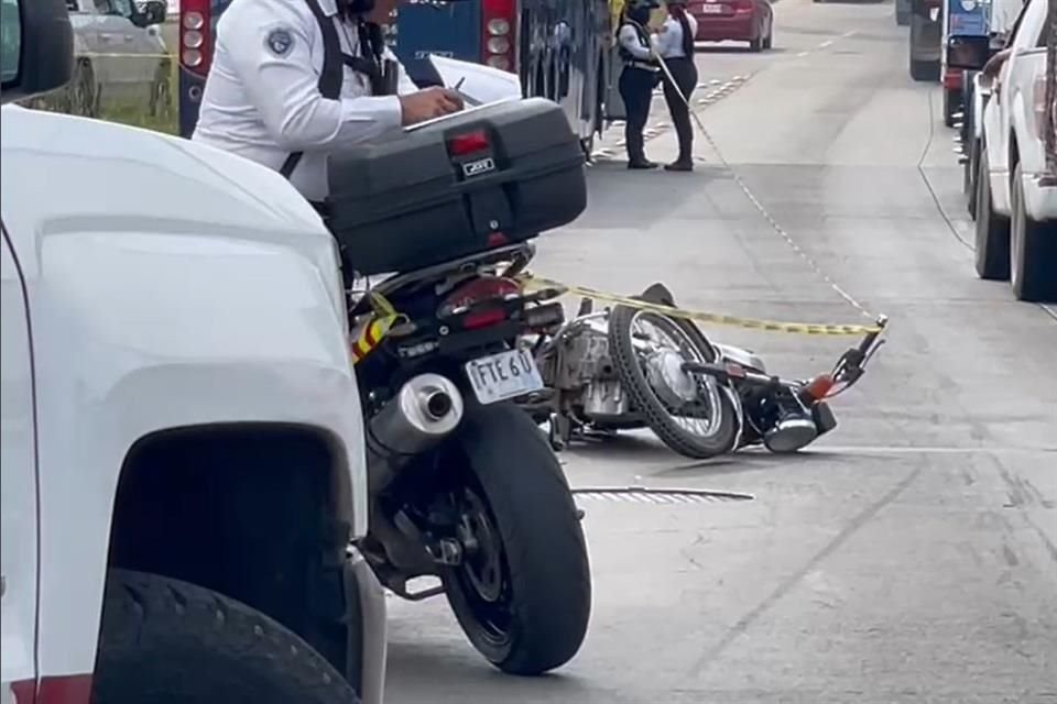 Un hombre murió en la Avenida Lázaro Cárdenas, al caer de su moto y ser arrollado por un camión de pasajeros de una línea comercial.