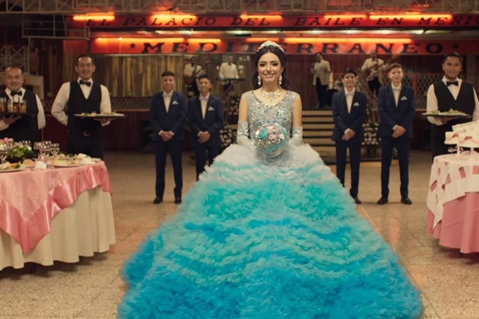 En Sobreviviendo Mis XV, la tradicional fiesta mexicana de los 15 Años es llevada a la pantalla grande con todos de modernidad.