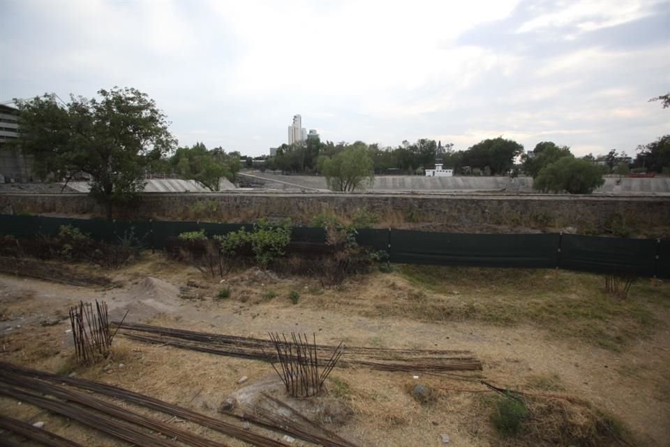 En el área de la Presa Zoquipan se está construyendo una torre de departamentos, obra que ha dañado contrafuertes.